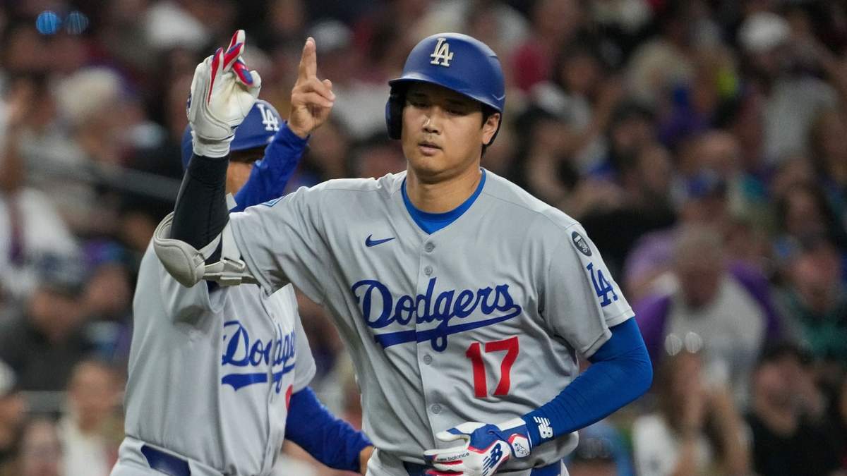 Shohei Ohtani festeja luego de conectar un jonrón ante los Diamondbacks de Arizona