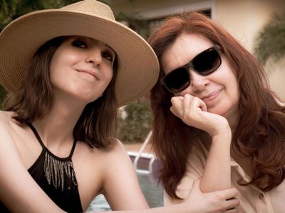 Cristina Kirchner anunció que vuelve al país junto a su hija Florencia