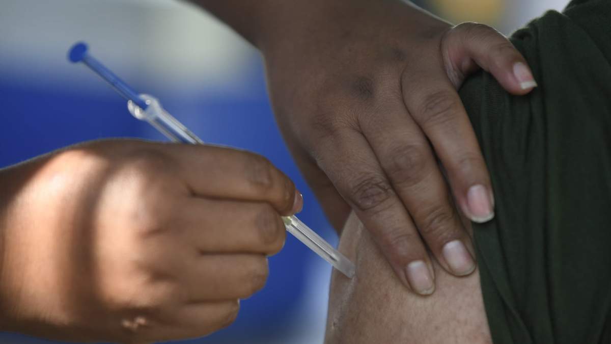 Aplicación de una vacuna Pfizer
