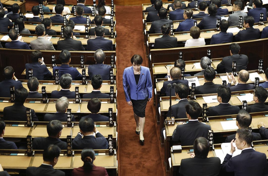 21 de octubre. Sanae Takaichi, lideresa del gobernante Partido Liberal Democrático, camina tras votar por el nuevo primer ministro de Japón en la cámara baja, en Tokio. Foto Kyodo News vía AP.