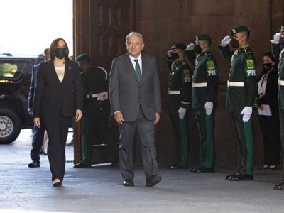 Así fue el encuentro AMLO-Kamala durante la firma del memorándum de entendimiento