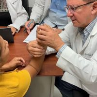 Benefician a 60 personas con cirugías de mano con daños severos