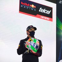 "Checo" Pérez: “para mí sería un sueño ganar aquí en México”; presenta su nuevo casco