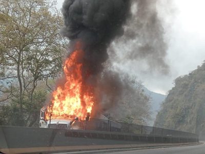 Hombres armados incendian unidades de carga y bloquean carreteras en Veracruz