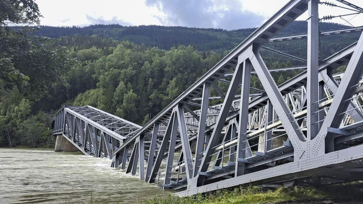 Una sección de un puente ferroviario colapsó sobre el río Laagen, en Ringebu, Noruega