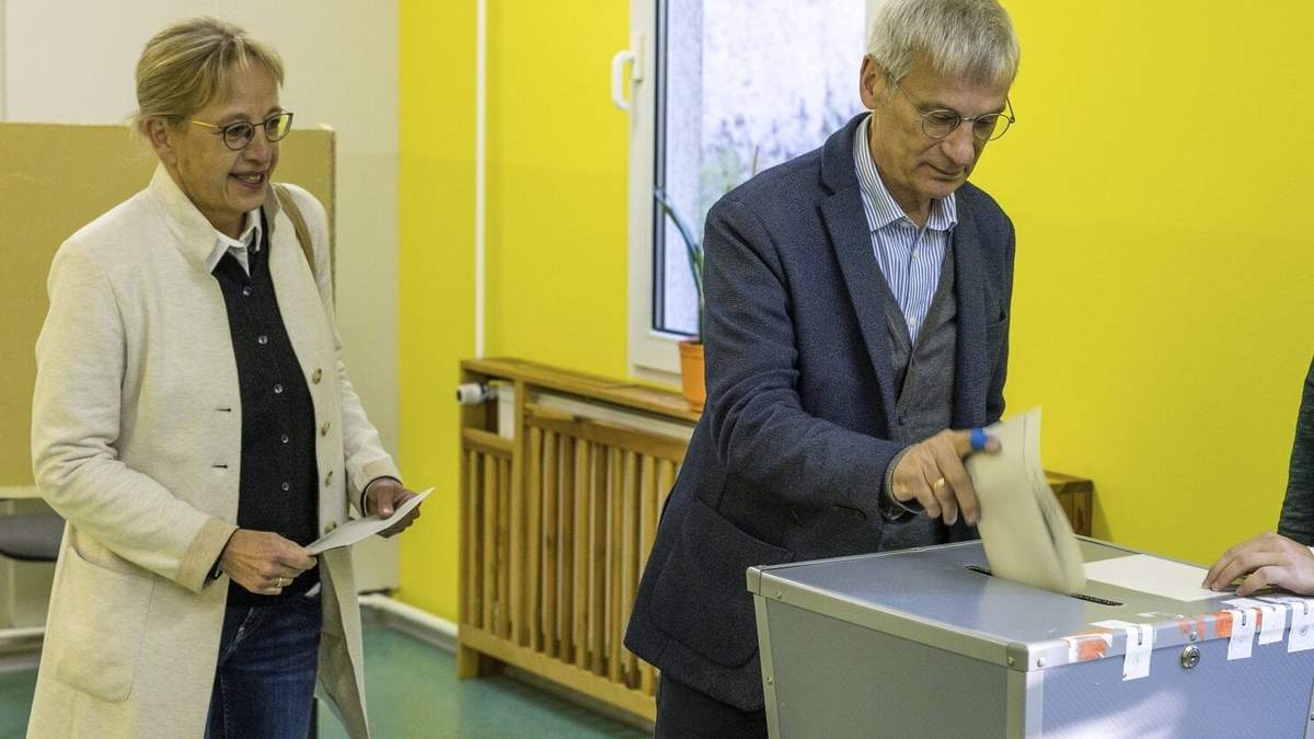 Hans-Christoph Berndt, candidato del AfD en las elecciones de Brandeburgo, y su esposa depositan su sufragio el 22 de septiembre del 2024 en Potsdam, Alemania