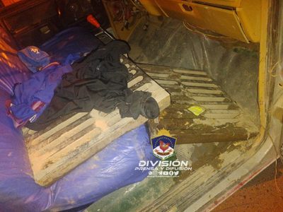 Lo detuvieron mientras robaba rejillas de boca de tormenta y las cargaba en una camioneta
