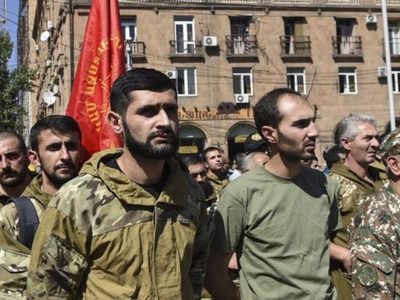 El primer ministro de Armenia llamó a sus ciudadanos a las armas para luchar en Nagorno Karabaj