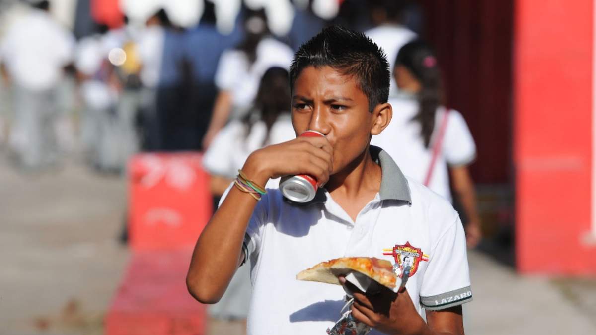 OMS sugiere evitar la venta de comida chatarra en las escuelas