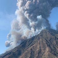 Erupción del volcán Estrómboli causa la muerte de una persona (Video)