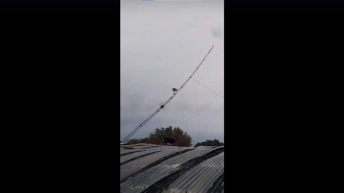 La antena cayó sobre el techo dañado por las llamas. Fuente: (Francisco Baggio)