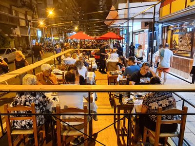 Habilitaron a los locales gastronómicos de Neuquén a dejar sus mesas en la calle de forma permanente