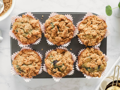 Muffins nube de frutos rojos con crumble arriba: muy fáciles y tan ricos que los vas a querer siempre junto al mate