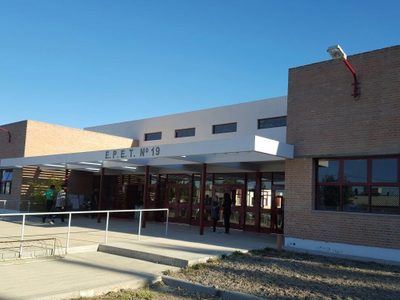 Una persona llamó a la EPET 19 de Plottier y dijo que iba a "cagar a tiros" a los estudiantes