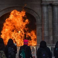 Feministas arrojan bombas molotov a las puertas del Congreso del Edomex; legisladores las denuncian