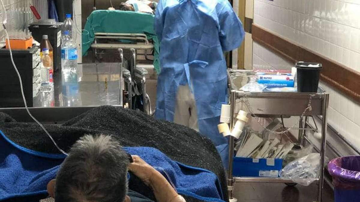 Pacientes en los pasillos del Hospital Heller. Fuente: (Twitter)