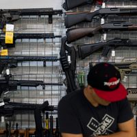 Senado de EU aprueba iniciativa sobre violencia con armas