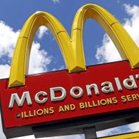 Un muerto y decenas de intoxicados por brote de E. coli vinculado con McDonald's