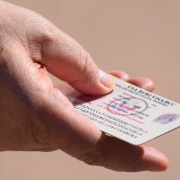 Sonorense regresa visa a consulado en repudio a Trump