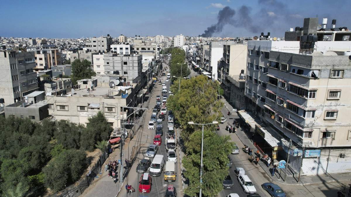 Los palestinos huyen del norte de Gaza hacia el sur después de que el ejército israelí emitiera una advertencia de evacuación sin precedentes