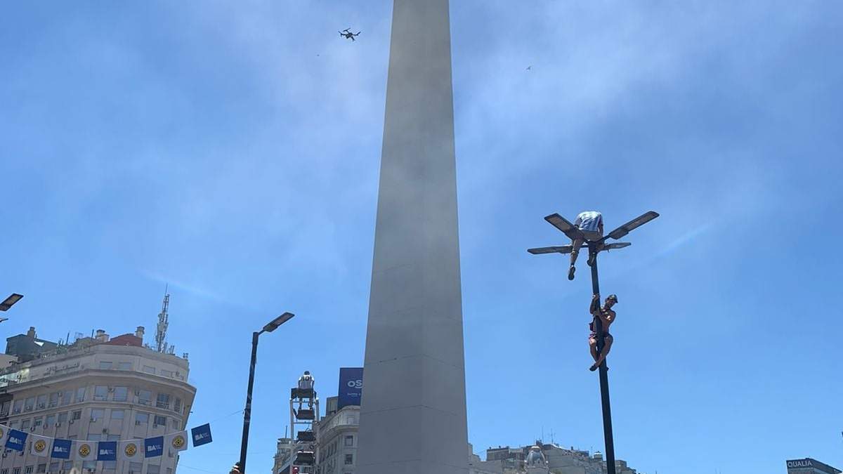 Hinchas esperaban a la Selección Argentina en el Obelisco. Fuente (Nahuel Rodirguez).
