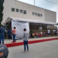 Detienen a dos sujetos que se disfrazaron de adulto mayor para ser vacunados en Coyoacán