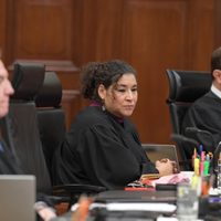 Lenia Batres enfrenta desbandada en su llegada a la Corte