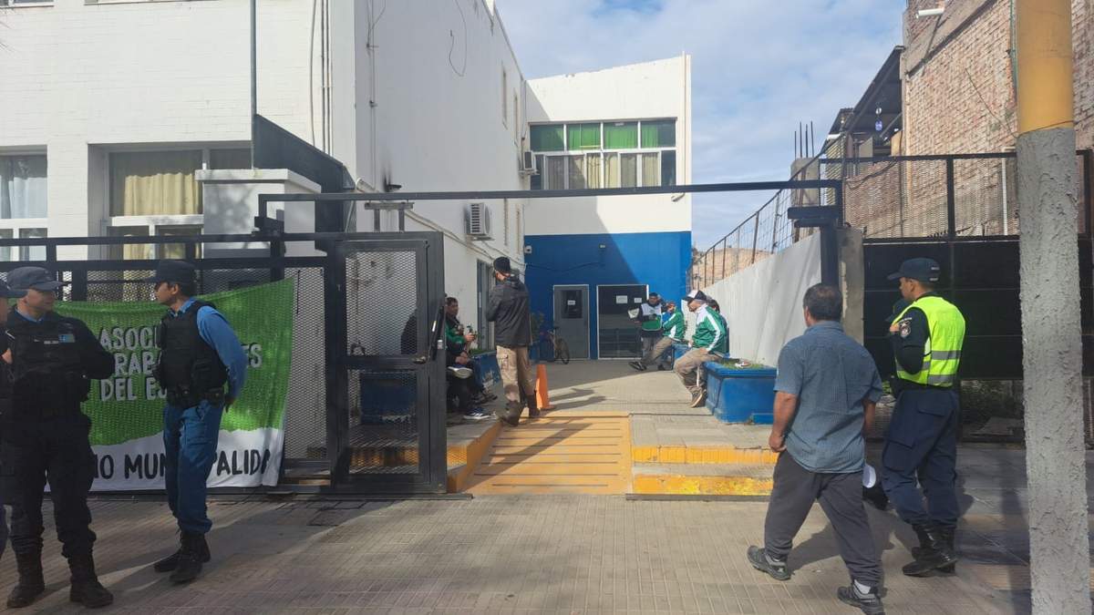 ATE Centenario bloquea el ingreso al municipio. Fuente: (Facebook)