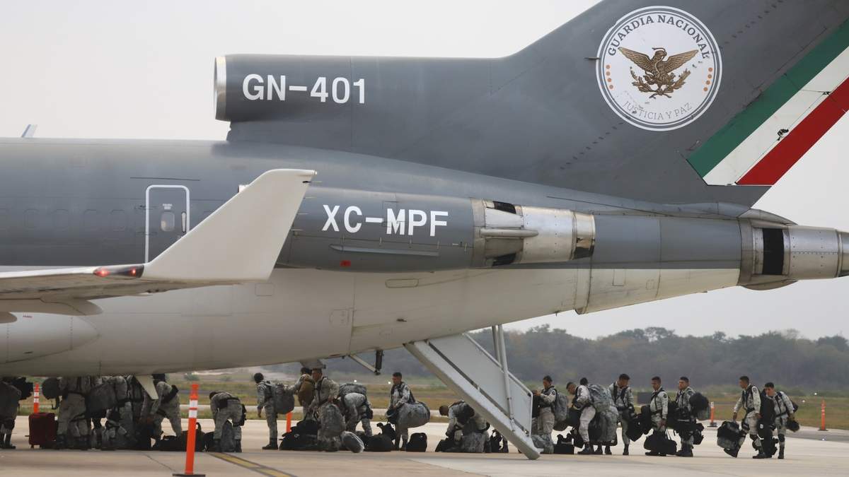 Guardias nacionales mexicanos abordan un avión en el Aeropuerto Internacional de Mérida