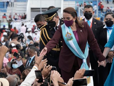 Xiomara Castro advierte que no podrá pagar la deuda heredada de la “dictadura” en Honduras