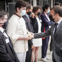 Macron mantendrá sus contactos con la población pese a la bofetada recibida durante un acto público