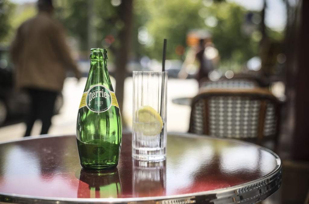 Una botella de agua Perrier en un café, en momentos en que una comisión senatorial francesa dice que el gobierno del presidente Emmanuel Macron encubrió decisiones sobre el tratamiento ilegal de agua mineral por parte de la compañía Nestle, en París, 19 de mayo del 2025