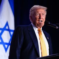 Trump dice ser "mejor amigo" de judíos tras conocerse alegatos de que un aliado suyo es antisemita