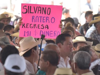Tras gritos de '¡fuera, Silvano!” y golpeteo de la CNTE, AMLO promete que solucionará crisis magisterial