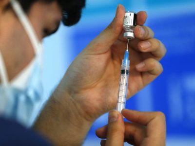 Tercera dosis de la vacuna: Chile comienza a reforzar la campaña de inmunización