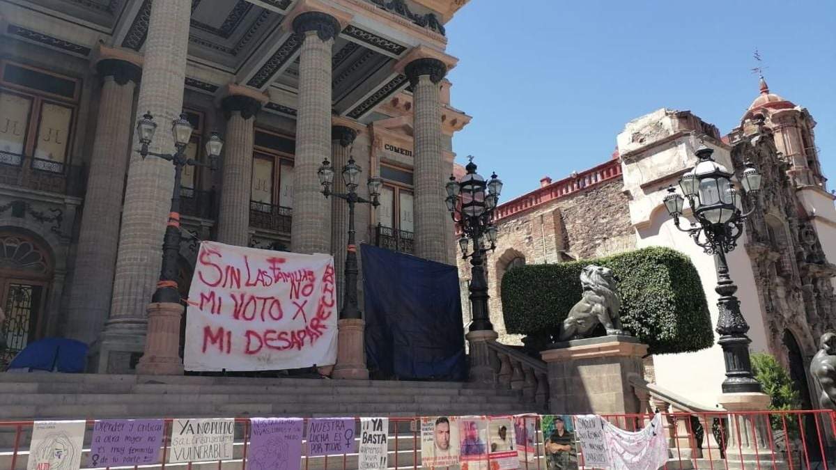 El plantón de buscadoras de desaparecidas en el Teatro Juárez de Guanajuato