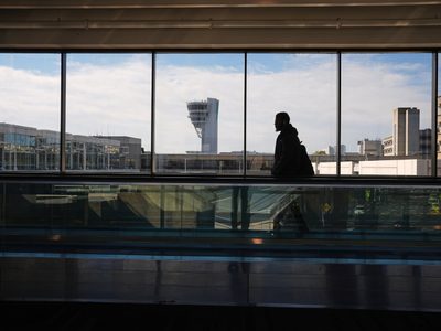 Principales aeropuertos de EU recortarán vuelos por falta de personal debido al cierre de gobierno