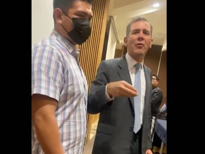 "Usted no es bienvenido en la UNAM": estudiante increpa a Lorenzo Córdova (Video)