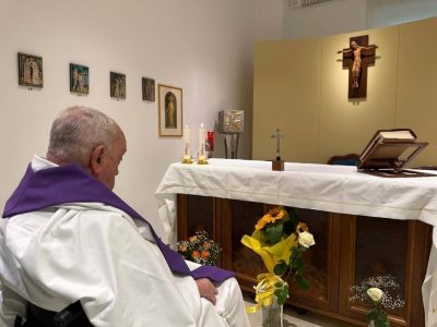 El Papa escribe una carta desde el hospital mientras se organiza su reunión con el Rey Carlos III