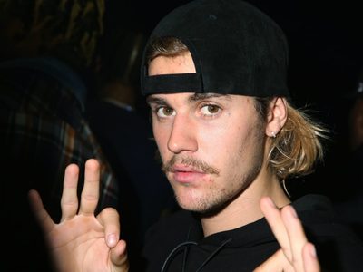 ¿¡Qué hiciste!? Justin Bieber se hace el galán con una fan y… ¡Hailey enloquece!