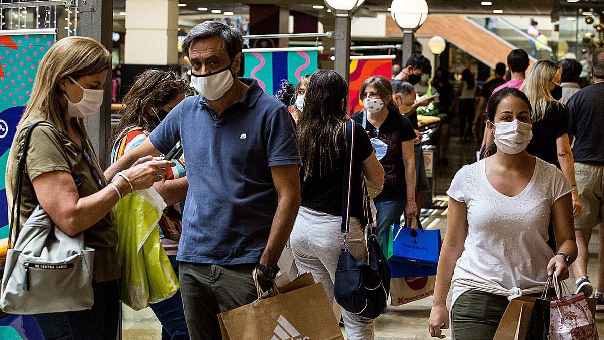 Compradores acuden a los shoppings por compras de fin de año. Fuente: (Twitter)