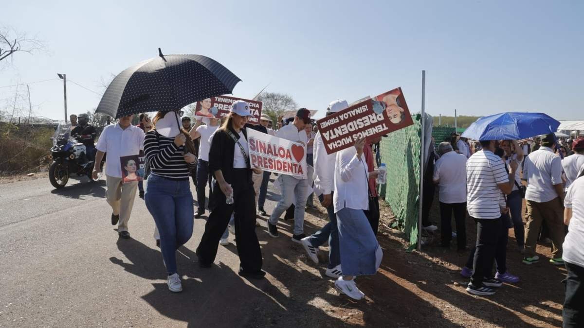 La llegada de "invitados" al evento de la presidenta