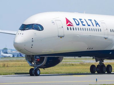 Estados Unidos: una pareja se tiró de un avión en movimiento tras activar el tobogán de emergencias