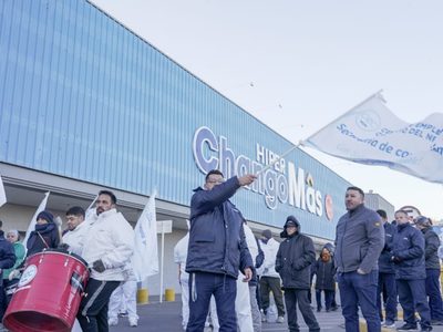 Trabajadores del ChangoMás, bloquearon los accesos al hipermercado