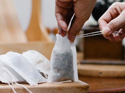 Si tenés una caja llena de saquitos de té vencidos, guardala: mirá cómo las podés usar en las plantas de tu jardín