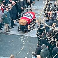 Indignación en Italia por un funeral con una bandera nazi y saludos fascistas