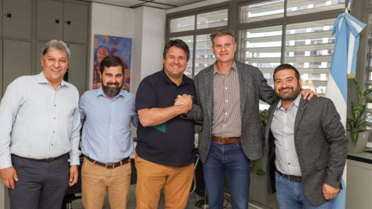 Gaido junto a funcionario nacionales y municipales. Fuente: (Municipalidad de Neuquén)