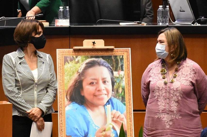 En la sesión permanente del Congreso de la Unión se guardó un minuto de silencio en su memoria.