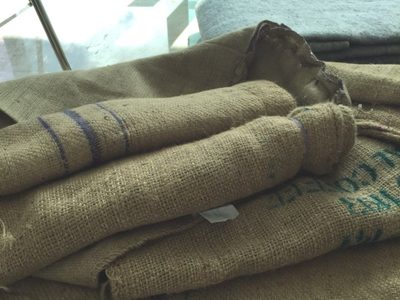 No tires las bolsas de las compras y reutilizalas para hacer esta práctica alfombra multiuso