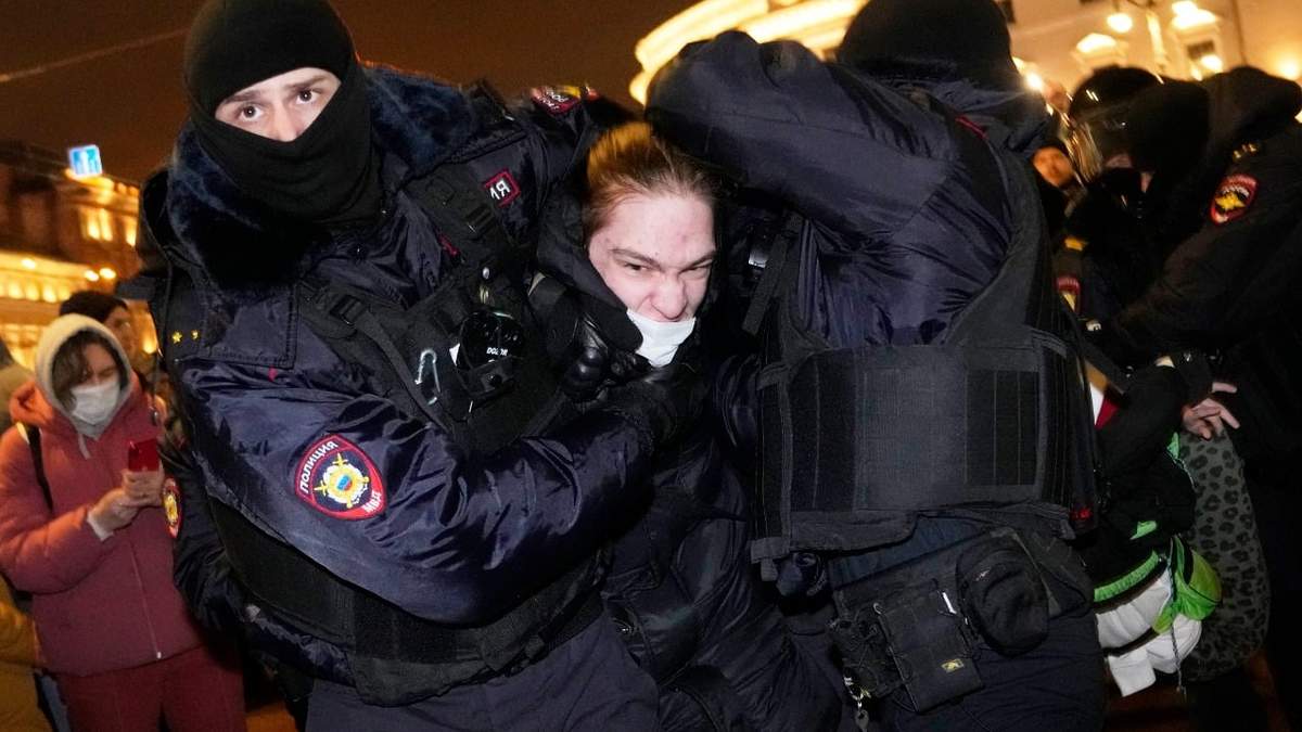 Policías detienen a un manifestante en San Petersburgo, Rusia